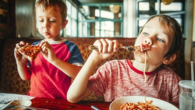 Deti v reštaurácii – áno či nie? Téma je vo svete stále diskutovanejšia